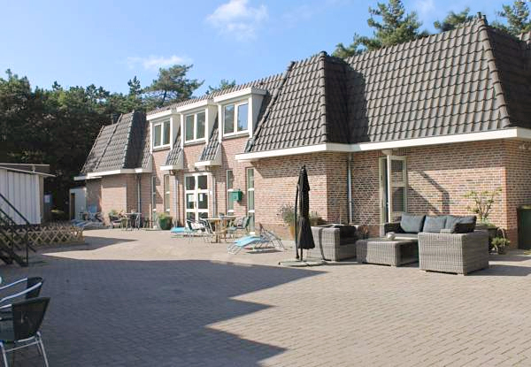 Het pand van Hotel Bosch Duin Strand op de grens van bos en duin